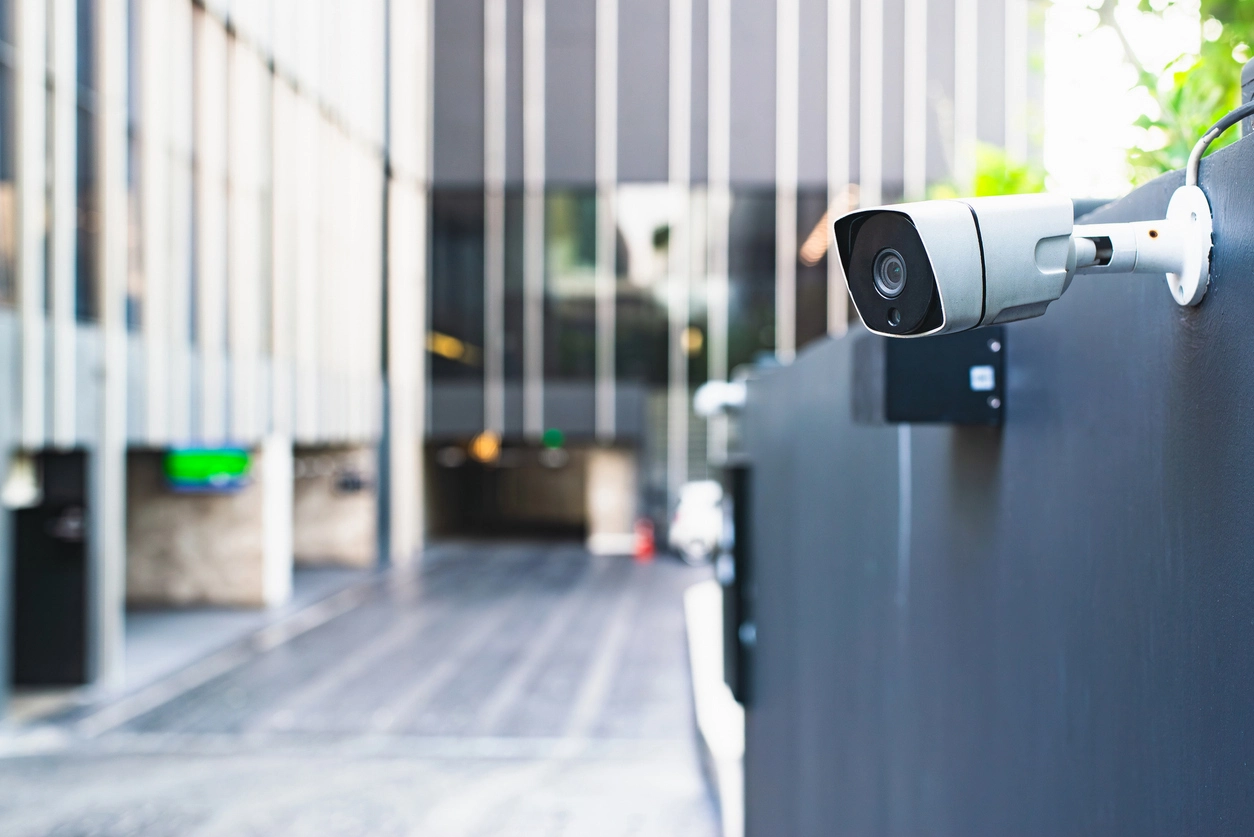 5MP security camera monitoring commercial building entrance with clear detail